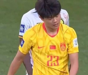 太强了！杨希首次代表国足两场比赛狂抢11次球：单挑碾压法甲球星！