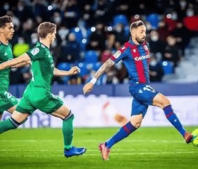 意甲保级生死战！都灵VS莱切：伤病潮下的困兽斗，比分进球数前瞻