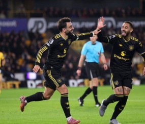 追平切尔西升英超第6！B费2射1传一战造2大神迹，曼联4-1复仇狼队